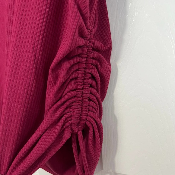 LANE BRYANT WOMEN'S SHORT SLEEVE SIDE RUCHING BURGUNDY SIZE 18/20 - Picture 2 of 4